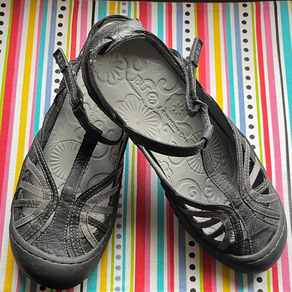 JBU Women's Black and Gray Flats